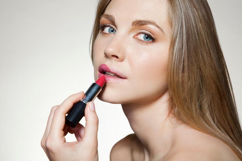 How to apply lipstick without lip liner